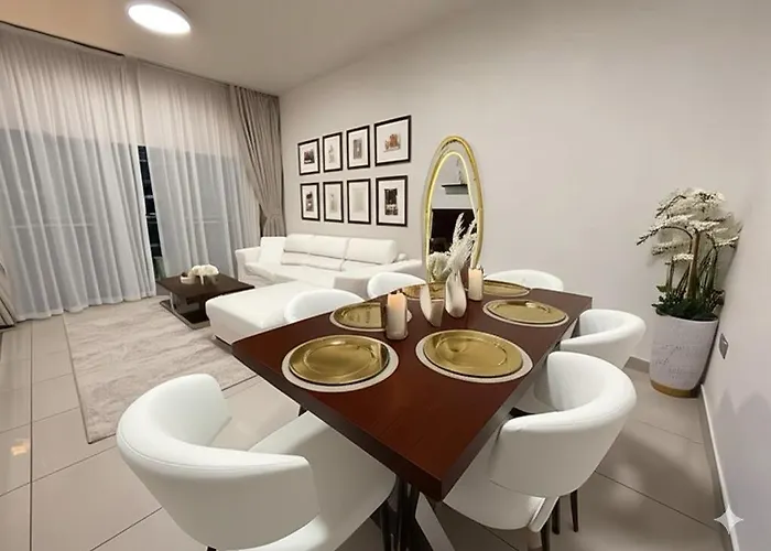Spacious & Modern Dubai Marina Apartment With Sea View